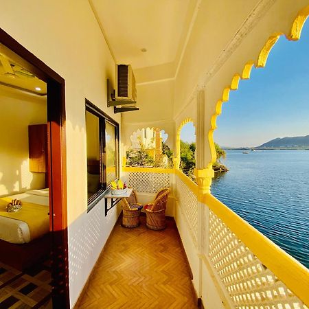 Hotel Vallabh A Lake Facing Balcony Udajpur Zewnętrze zdjęcie