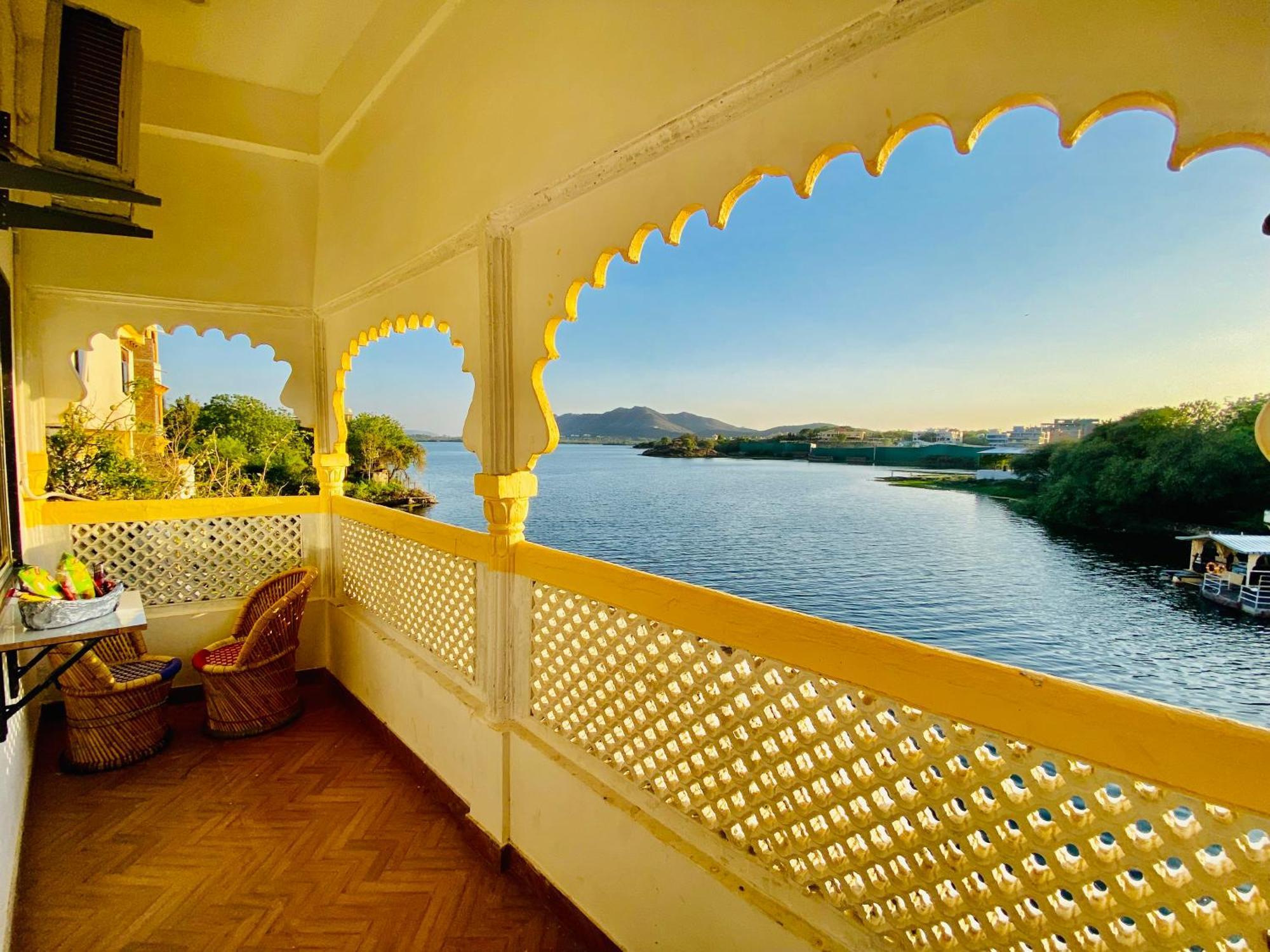 Hotel Vallabh A Lake Facing Balcony Udajpur Zewnętrze zdjęcie