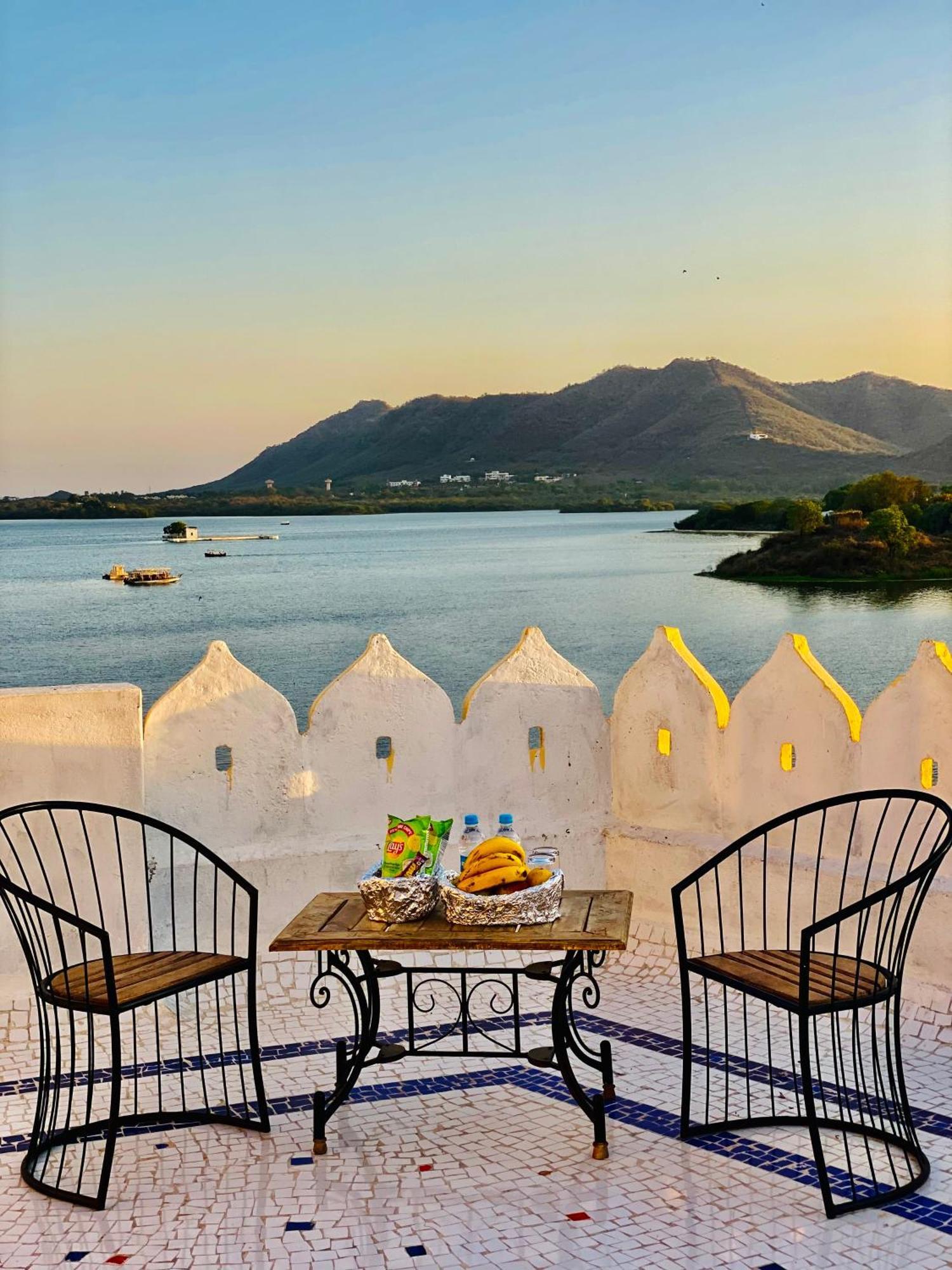 Hotel Vallabh A Lake Facing Balcony Udajpur Zewnętrze zdjęcie