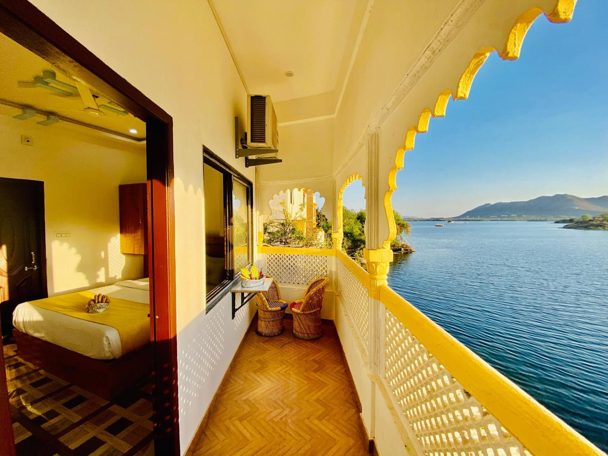 Hotel Vallabh A Lake Facing Balcony Udajpur Zewnętrze zdjęcie