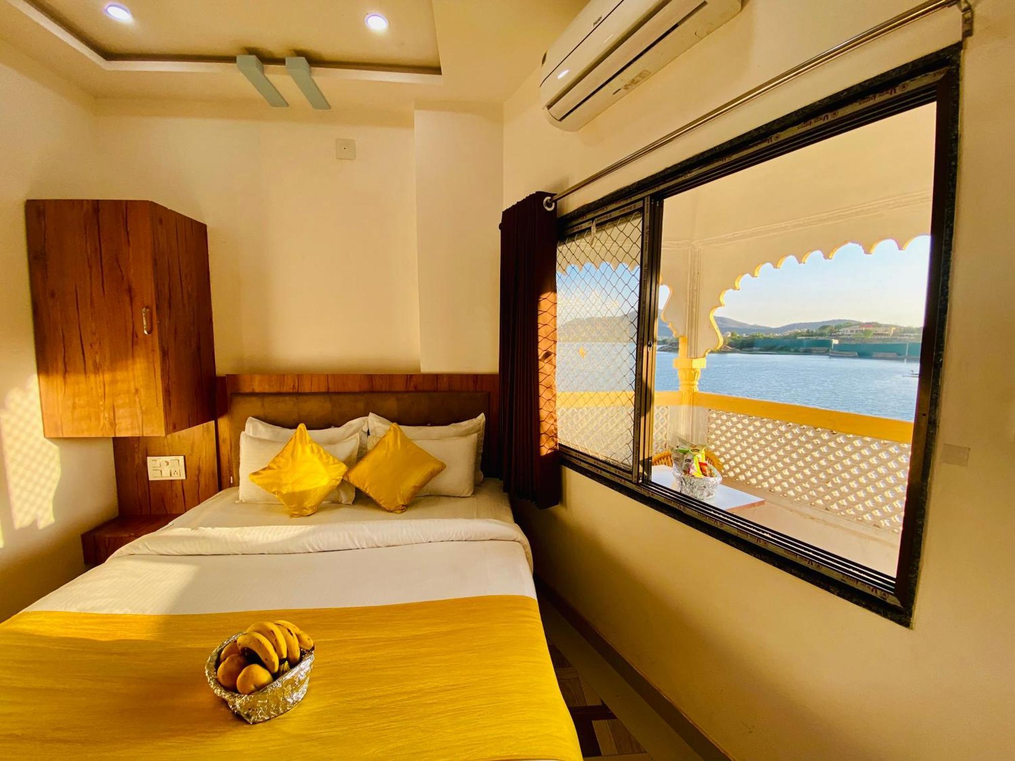 Hotel Vallabh A Lake Facing Balcony Udajpur Zewnętrze zdjęcie