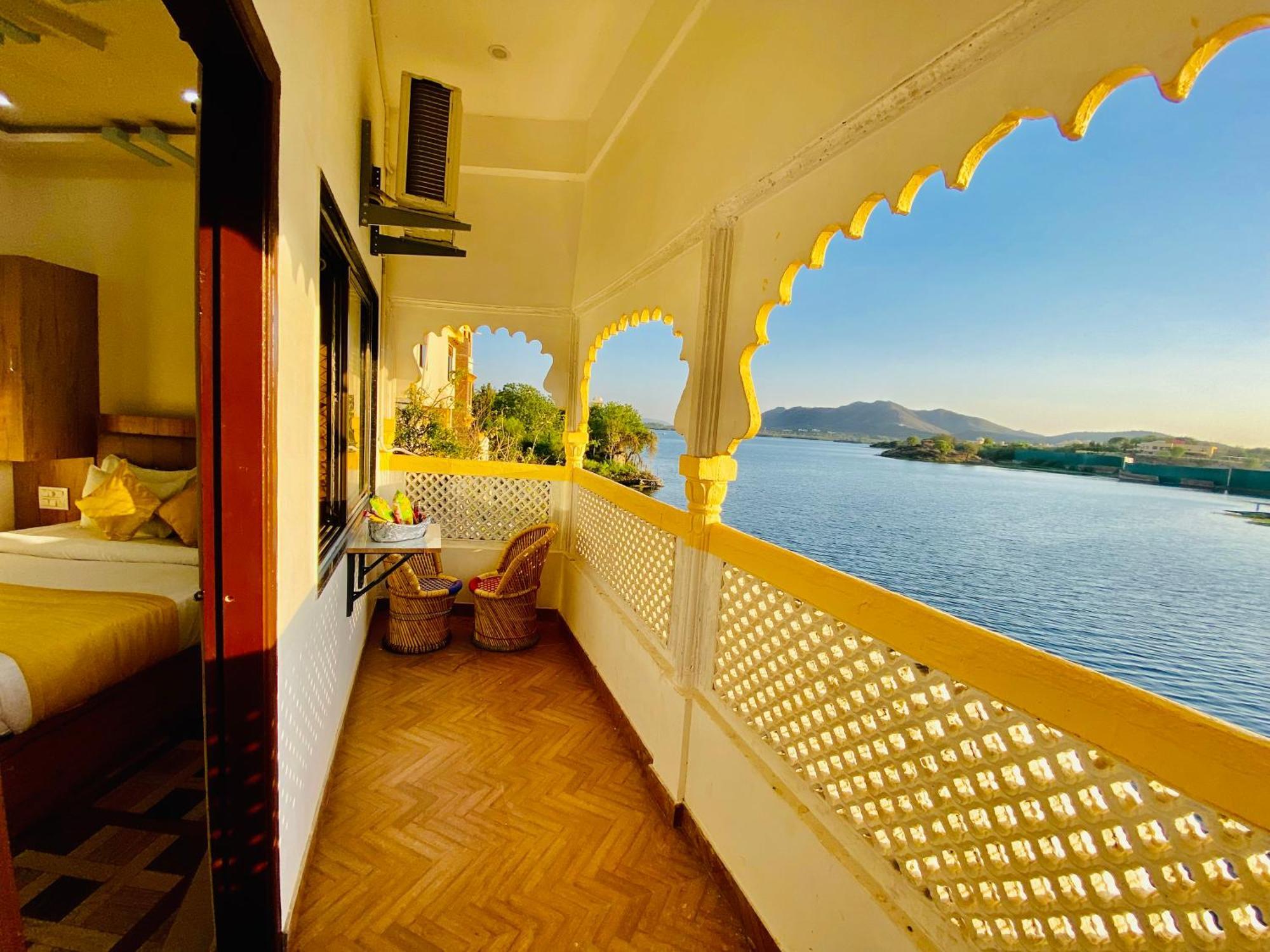 Hotel Vallabh A Lake Facing Balcony Udajpur Zewnętrze zdjęcie
